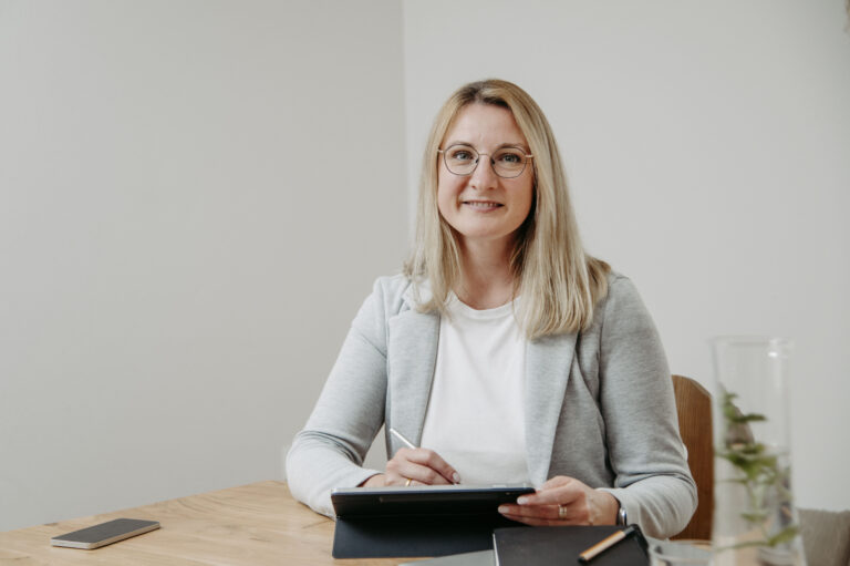 Mareike Onkelbach am Tablet am Schreibtisch