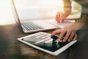 Vorbereitende Buchhaltung erklärt; Laptop am Tisch