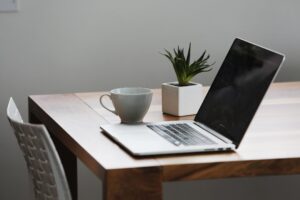 Laptop auf einem Tisch als Symbolbild für ein CRM für Selbstständige
