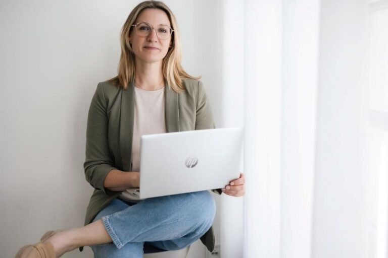 Mareike Onkelbach arbeitet am Laptop am Fenster